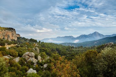 dağlarda bulutlu gündoğumu