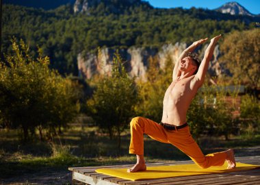 Yoga yapan genç adam.