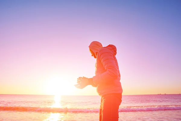 Man på stranden — Stockfoto