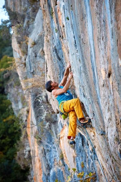 Mannelijke rock klimmer — Stockfoto