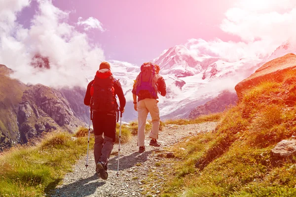 Hikers in the mountains — Stock Photo, Image