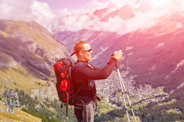 Hiker at the top of a pass — Stock Photo, Image