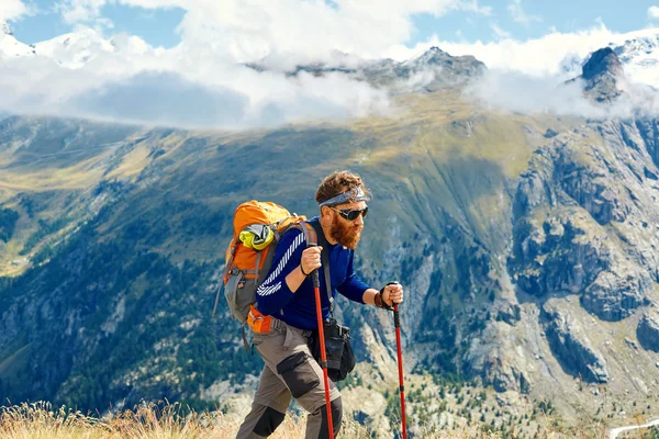 Wanderer auf dem Gipfel eines Passes — Stockfoto