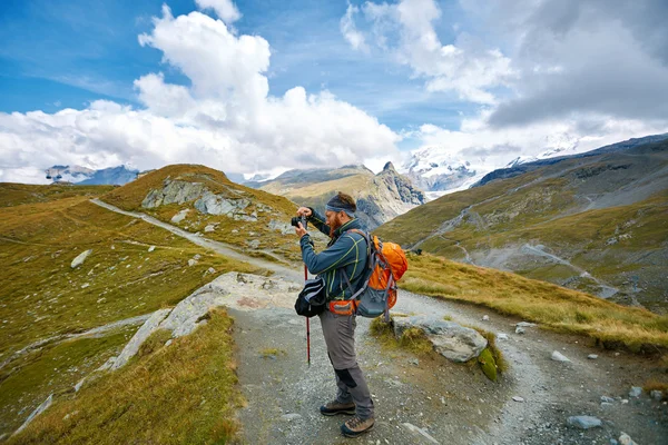 Hiker in the mountains — Stock Photo, Image