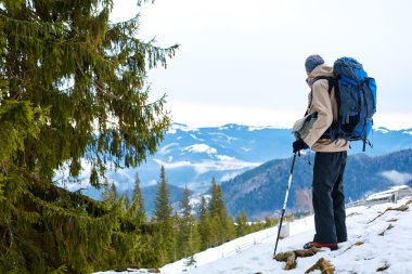 Dağlarda yürüyüş yapan