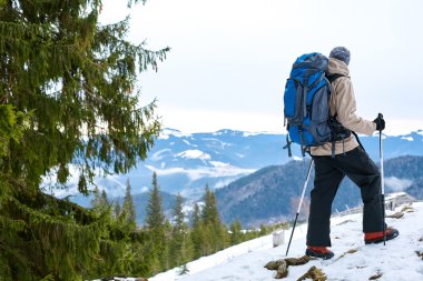 Dağlarda yürüyüş yapan