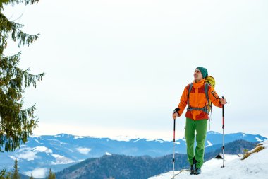 Dağlarda yürüyüş yapan