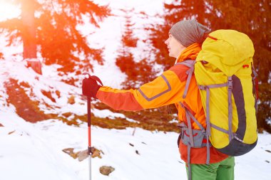 Dağlarda yürüyüş yapan