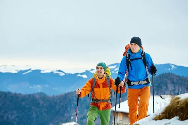 Excursionista en las montañas — Foto de Stock