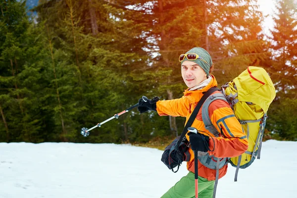 Dağlarda yürüyüş yapan