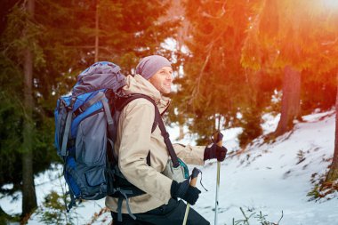 Dağlarda yürüyüş yapan