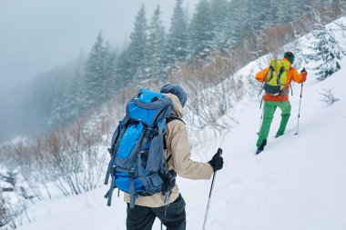 Dağlarda yürüyüş yapan