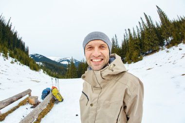 Dağlarda yürüyüş yapan