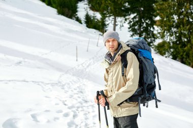 Dağlarda yürüyüş yapan