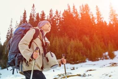 Dağlarda yürüyüş yapan