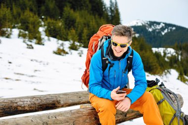 Dağlarda yürüyüş yapan