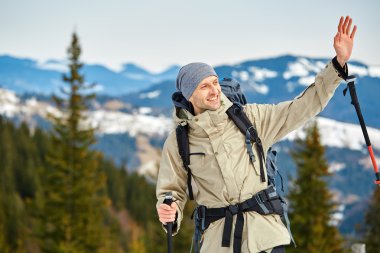 Dağlarda yürüyüş yapan