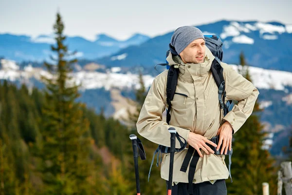 Escursionista in montagna — Foto Stock