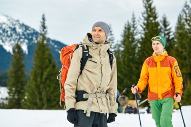 Dağlarda yürüyüş yapan