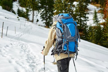 Dağlarda yürüyüş yapan