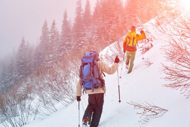 Dağlarda yürüyüş yapan