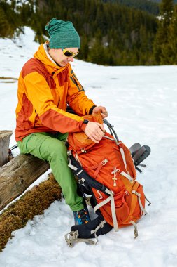 Dağlarda yürüyüş yapan