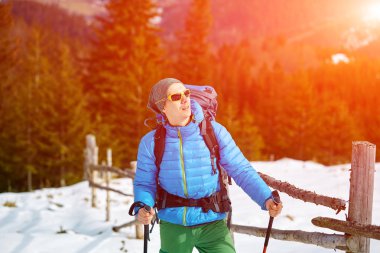 Dağlarda yürüyüş yapan