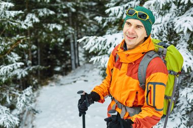 Dağlarda yürüyüş yapan