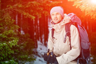 Dağlarda yürüyüş yapan