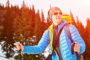 Dağlarda yürüyüş yapan