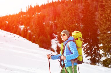 Dağlarda yürüyüş yapan