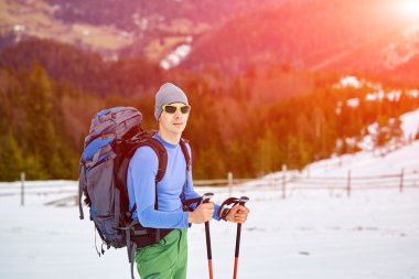 Dağlarda yürüyüş yapan