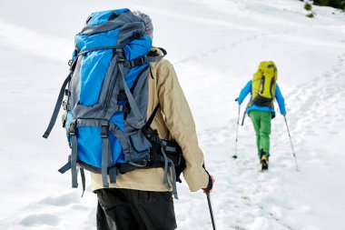 Dağlarda yürüyüş yapan