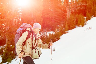 Dağlarda yürüyüş yapan