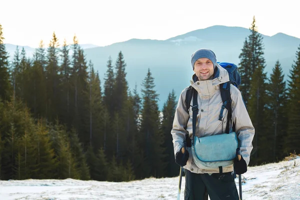 Hiker in the mountains — Stock Photo, Image