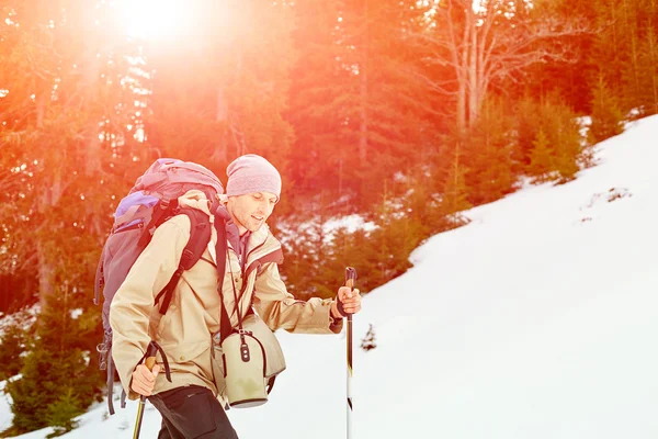 Dağlarda yürüyüş yapan