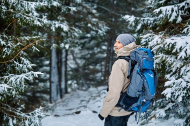 Dağlarda yürüyüş yapan