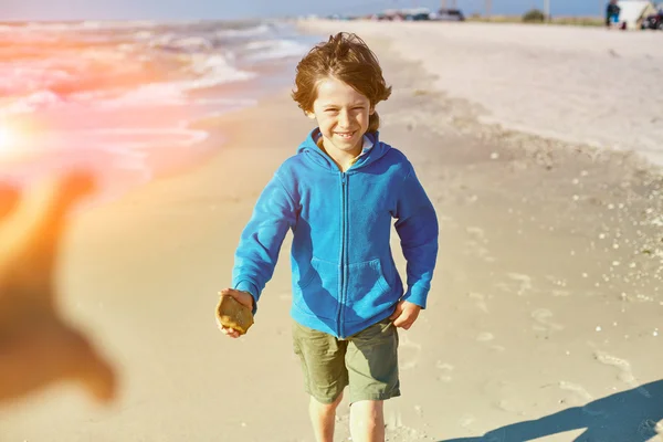 Chłopiec na słonecznej plaży — Zdjęcie stockowe