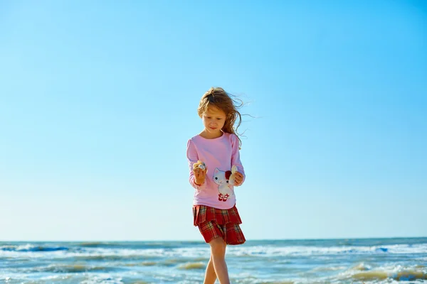 Menina na praia ensolarada — Fotografia de Stock