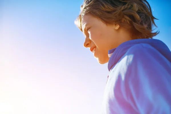 Junge am sonnigen Strand — Stockfoto