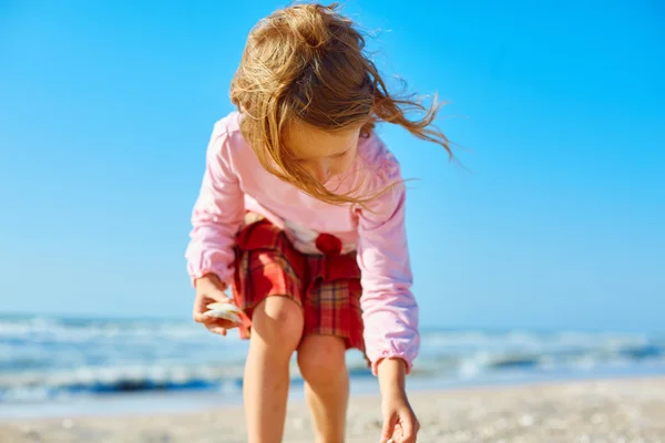 Menina na praia ensolarada — Fotografia de Stock