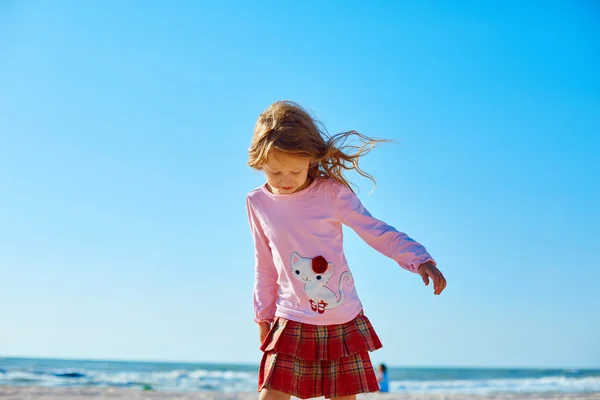 Menina na praia ensolarada — Fotografia de Stock