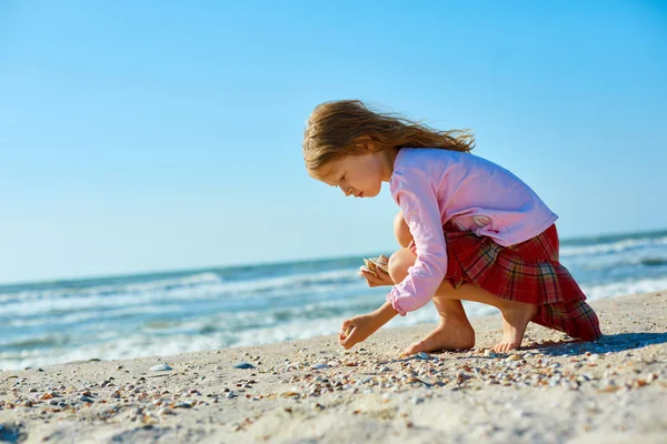 Menina na praia ensolarada — Fotografia de Stock