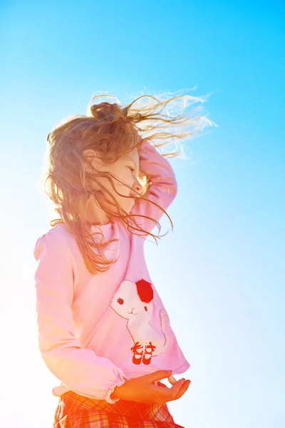 Jente på en solrik strand – stockfoto