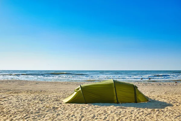 Teltta rannalla — kuvapankkivalokuva