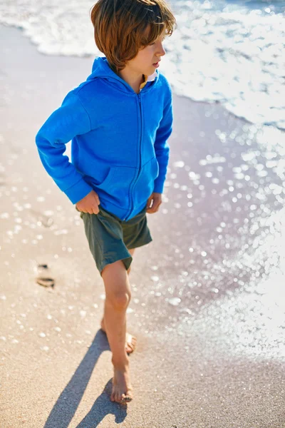 Menino na praia ensolarada — Fotografia de Stock