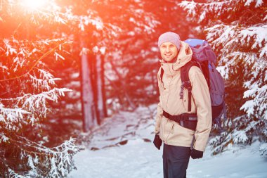 Dağlarda yürüyüş yapan