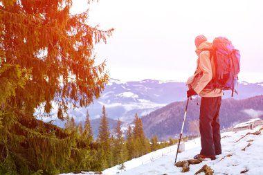 Dağlarda yürüyüş yapan