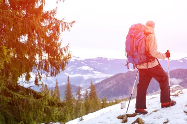 Dağlarda yürüyüş yapan