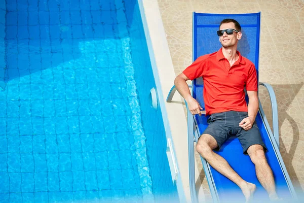 havuz kenarında genç adam